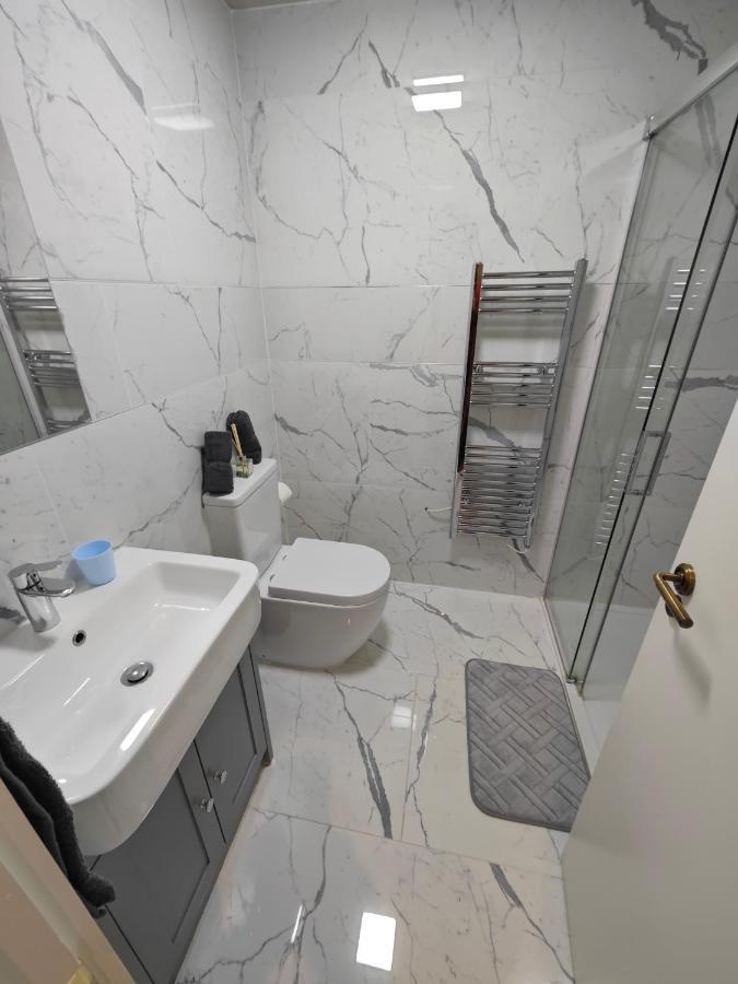 2 Bedroom Flat In Wood Green Piccadilly Line Londres Exterior foto