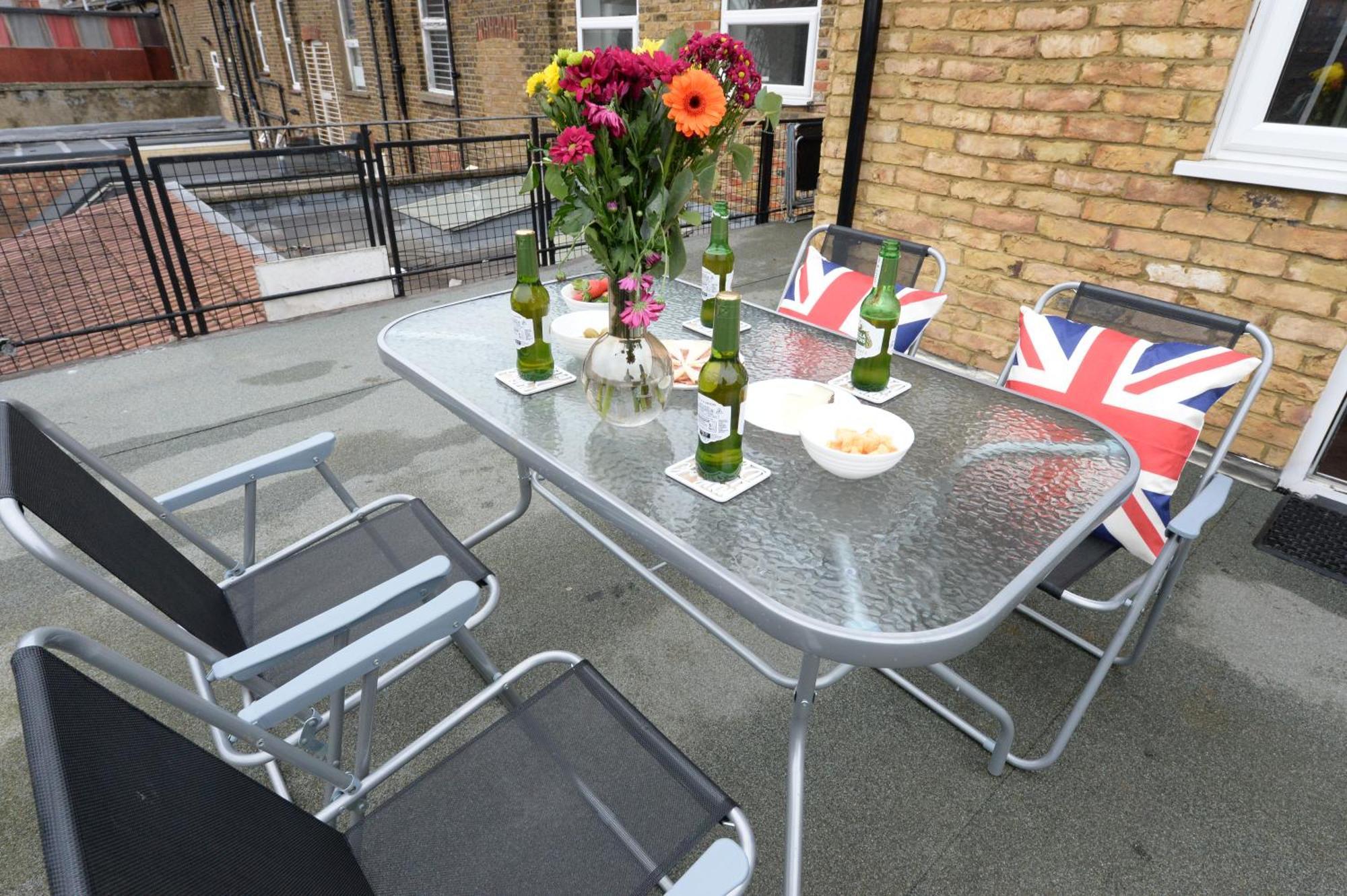 2 Bedroom Flat In Wood Green Piccadilly Line Londres Exterior foto
